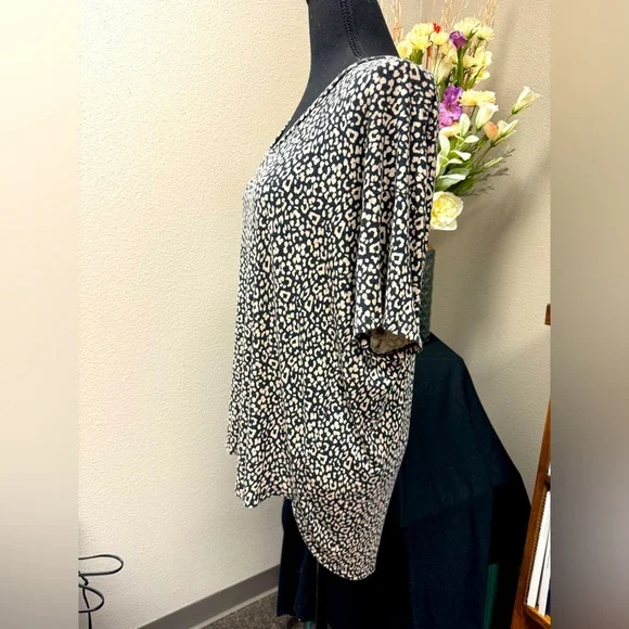 American Eagle Outfitters Black/Beige chic Relaxed Fit Top size Medium - Picture 5 of 8